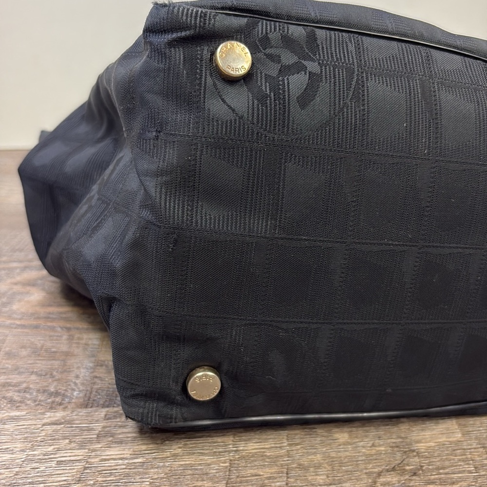 SOLD IN STORE CHANEL Travel Ligne Tote (2004-2005) - Picture 14 of 15